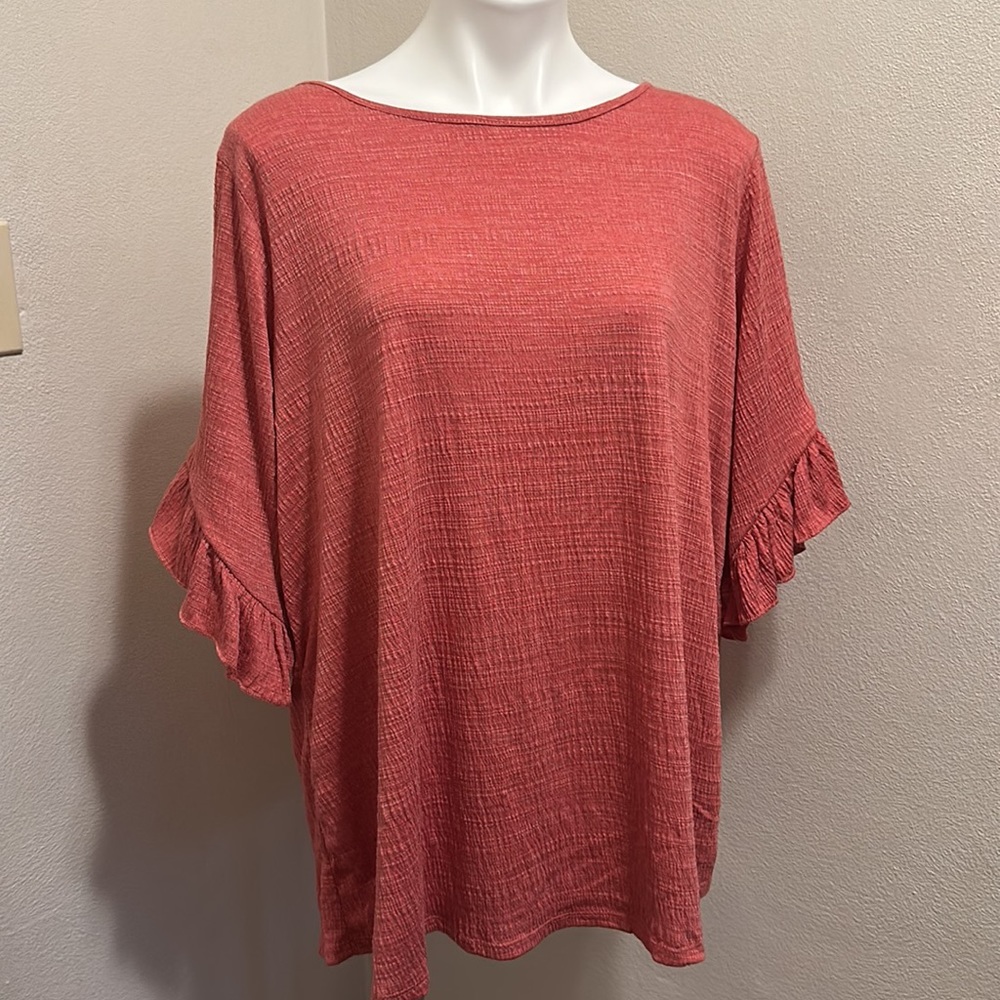 Women’s new 2x Cable and Gauge blouse with ruffled sleeves.